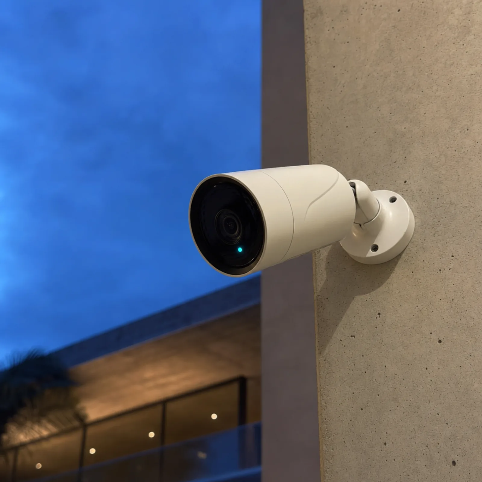Câmera de segurança instalada na fachada de um edifício